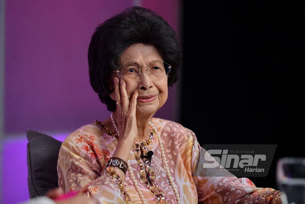 Dr Siti Hasmah sewaktu ditemu bual dalam program MUM yang berlangsung di Kompleks Karangkraf, Shah Alam pada Isnin.