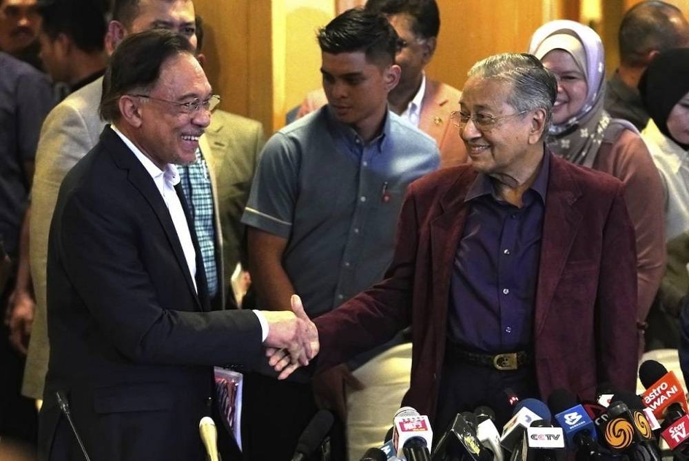 Dr Mahathir dan Anwar menjadi tumpuan ramai menjelang PRU15.