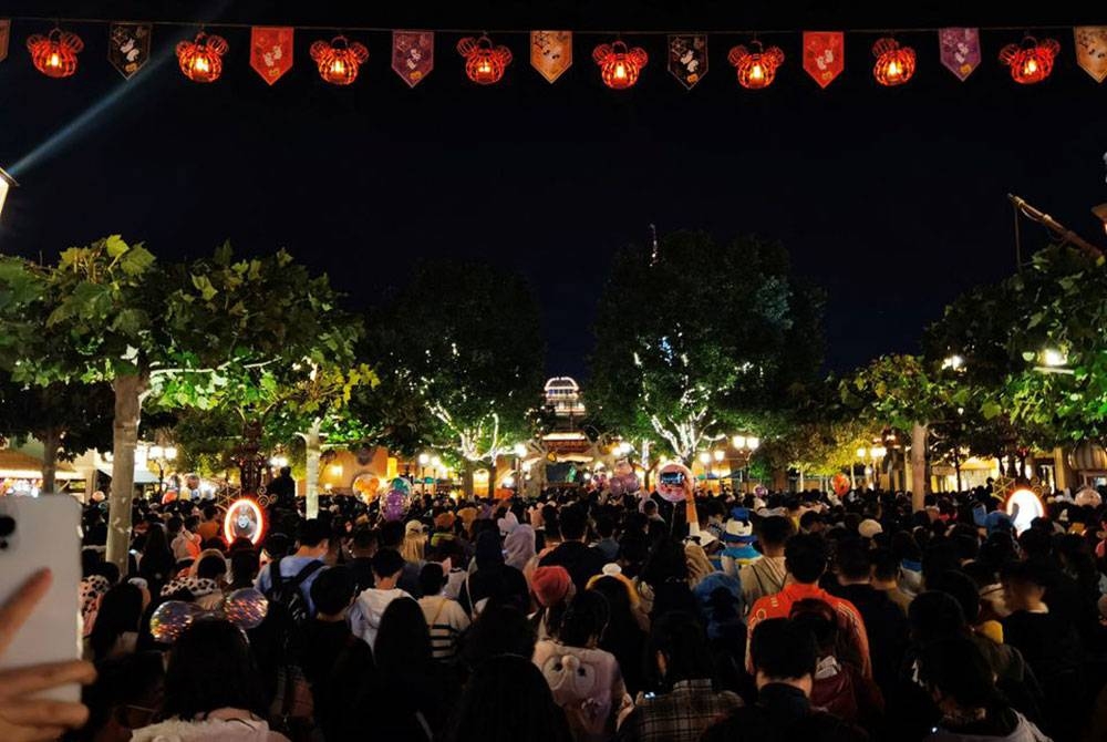 Pengunjung Shanghai Disney Resort berkumpul di pintu keluar taman tema selepas pihak berkuasa mengumumkan ia ditutup serta-merta. - Agensi