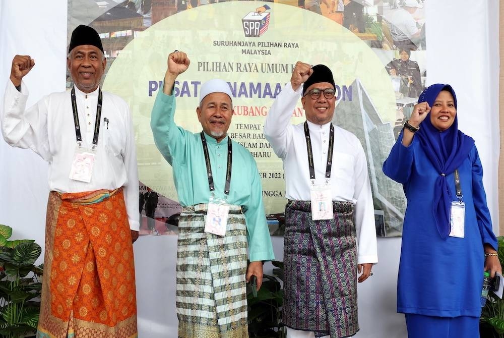 Selain DUN Cheka, Tuan Ibrahim (dua dari kiri) turut bersaing mempertahankan kerusi Parlimen Kubang Kerian pada PRU15.