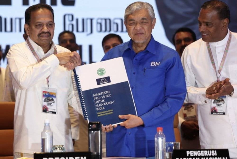 Presiden MIC, Tan Sri SA Vigneswaran (kiri) dan Pengerusi BN, Datuk Seri Dr Ahmad Zahid Hamidi menunjukkan Manifesto PRU15 MIC untuk masyarakat India pada Perhimpunan Agung MIC ke-76 pada Oktober lalu. - Foto Bernama