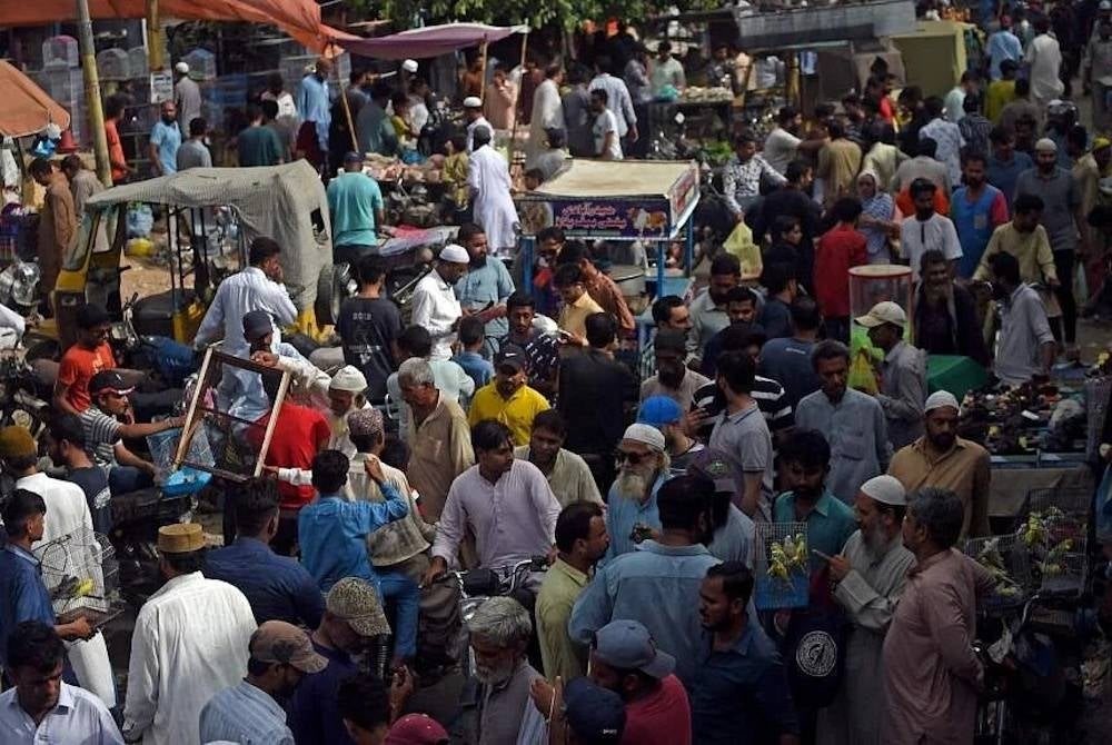 Bilangan penduduk India dijangka mengatasi China menjelang tahun 2050. - Foto AFP