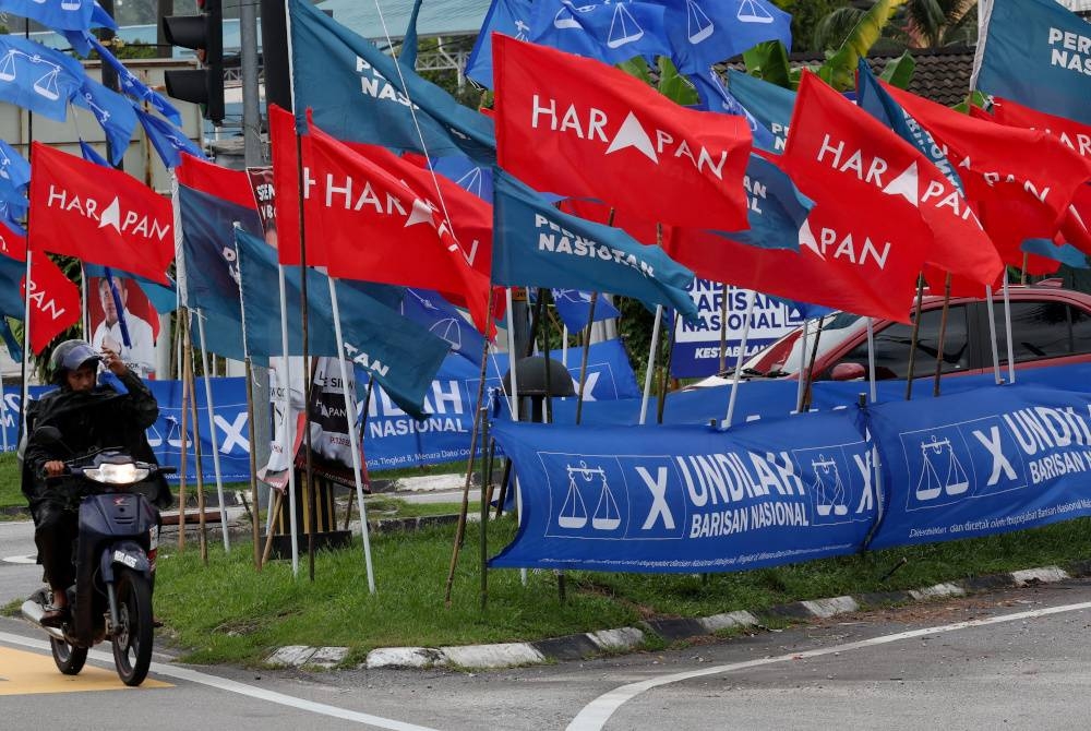 Memasuki minggu kedua kempen, parti-parti politik giat memasang bendera di tempat strategik dan mudah dilihat oleh pengundi. - Gambar hiasan