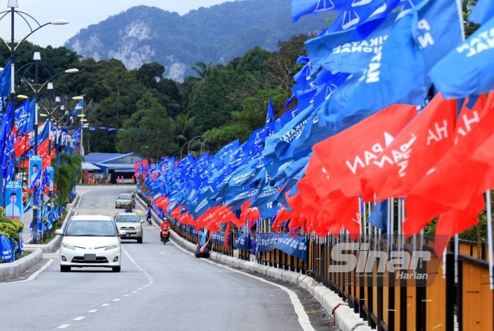 'Perang' bendera memeriahkan suasana kempen PRU15 di Malaysia. - Foto Sinar Harian ROSLI TALIB