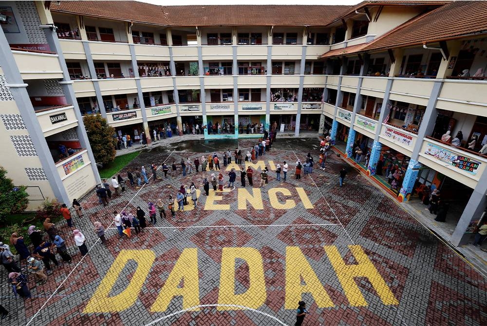 Orang ramai kelihatan beratur untuk mengundi di Pusat Mengundi SK Puncak Alam 2 bagi Parlimen Kuala Selangor sempena PRU15 hari ini. Foto Bernama