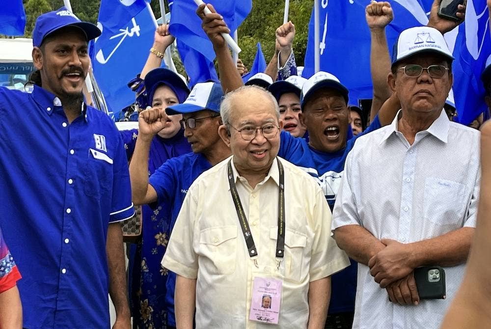 Tengku Razaleigh (tengah) bersama para penyokong hadir di Pusat Penamaan Calon di Pejabat Tanah Dan Jajahan Gua Musang sempena penamaan calon PRU15 pada 5 November lalu.