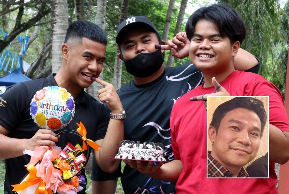 Muhammad Hakimi Mohd Hafiz (kanan) yang meraikan ulang tahun kelahirannya yang ke-21 pada Sabtu turut mengundi buat kali pertama bersama dua abangnya, Muhammad Hamizan Mohd Hafiz, 22, (kiri) dan Muhammad Haziq Mohd Hafiz, 24, (tengah) di Pusat Mengundi Sekolah Menengah Agama Kedah, Alor Setar. (Gambar kecil: Mohd Izan)