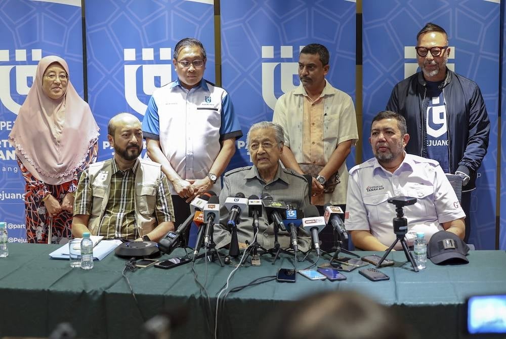 Dr Mahathir pada sidang akhbar khas di ibu pejabat Parti Pejuang, Putrajaya, Khamis. Turut hadir ialah Mukhriz (duduk kiri).
