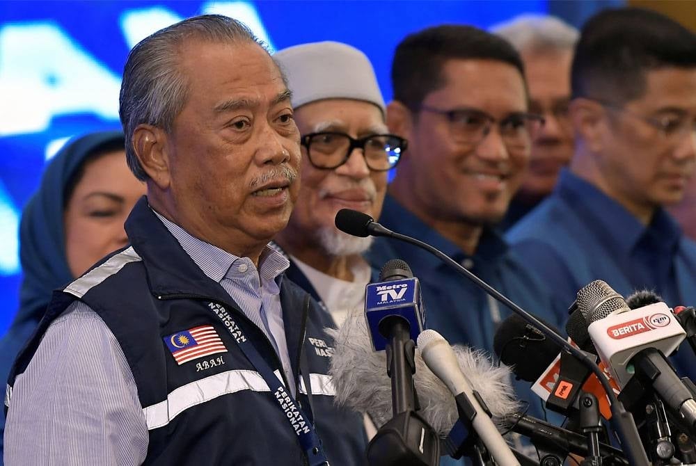 Muhyiddin (kiri) mendakwa sudah memiliki jumlah sokongan mencukupi bagi membolehkan beliau dilantik sebagai Perdana Menteri ke-10.