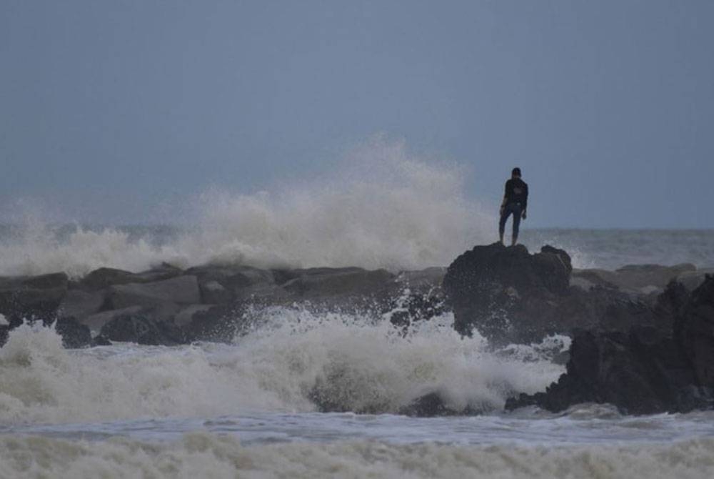 Saintis memberi amaran paras laut dijangka meningkat sehingga 1.3 meter menjelang 2100 jika suhu permukaan bumi meningkat lebih 3.5 darjah Celsius. - Foto Bernama