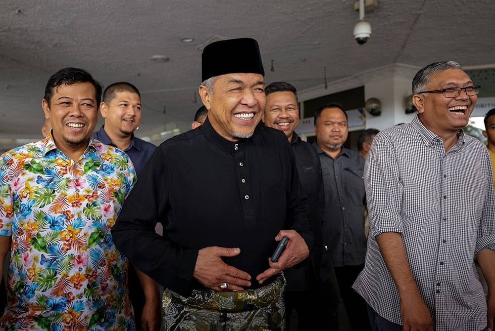 Ahmad Zahid Hamidi (tengah) ketika beredar dari Pusat Dagangan Dunia (WTC) selepas menghadiri mesyuarat Ketua-ketua UMNO Bahagian. - Foto Bernama