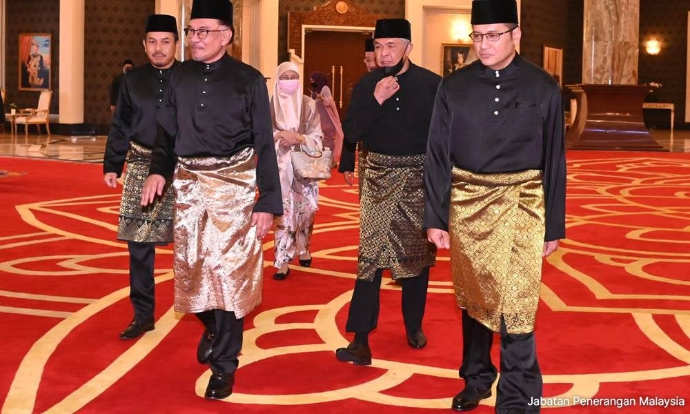 
Hala tuju kerjasama UMNO-BN dan PH masih tidak jelas dan memerlukan Pemuda UMNO dan parti itu membuat penilaian lanjut.	