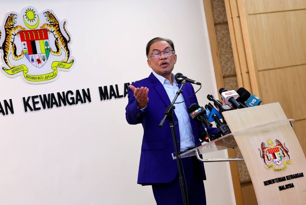 Perdana Menteri merangkap Menteri Kewangan Datuk Seri Anwar Ibrahim ketika sidang media di Kementerian Kewangan. - Foto Bernama