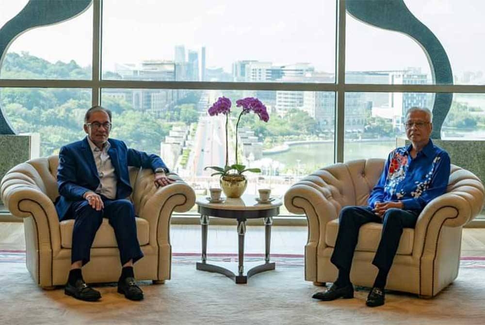 Perdana Menteri Anwar Ibrahim bersama bekas perdana menteri Ismail Sabri Yaakob dalam satu pertemuan di Putrajaya pada Selasa.