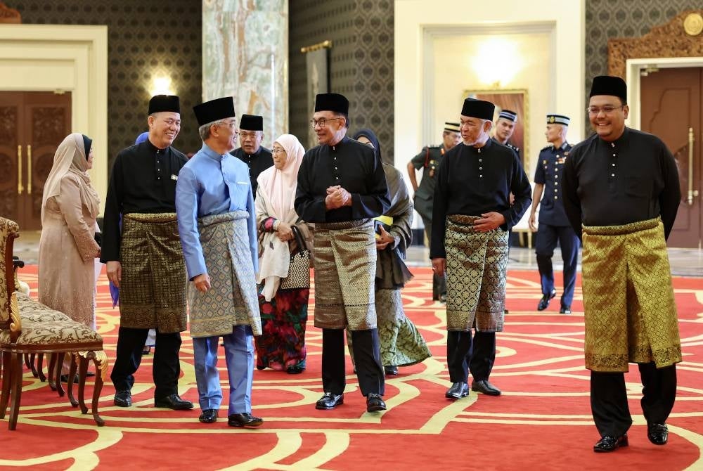 Yang di-Pertuan Agong Al-Sultan Abdullah Ri'ayatuddin Al-Mustafa Billah Shah bersama Perdana Menteri, Datuk Seri Anwar Ibrahim (empat dari kanan) selepas Istiadat Pengurniaan Surat Cara Pelantikan dan Istiadat Mengangkat Sumpah Jawatan dan Setia Serta Sumpah Simpan Rahsia oleh Yang Berhormat Anggota Jemaah Menteri di Istana Negara baru- baru ini.