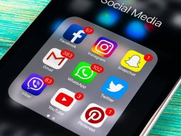 Perang saraf secara amnya boleh dimaksudkan sebagai sebaran informasi, sama ada palsu atau benar menggunakan media komunikasi sepihak pelbagai, bertujuan untuk mempengaruhi cara orang ramai berfikir dan bertindak. - Gambar hiasan 