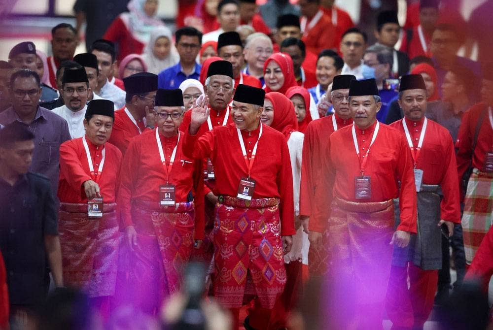 Presiden UMNO Datuk Seri Dr Ahmad Zahid Hamidi (tengah) diiringi Timbalannya Datuk Seri Mohamad Hasan pada Perhimpunan Agung UMNO 2022 di WTC Kuala Lumpur.