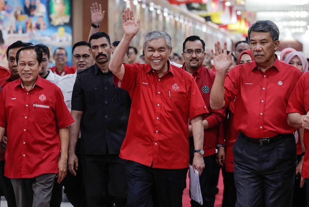 Ahmad Zahid bersama Mohamad Hasan dan Ahmad Maslan pada Perhimpunan Agung UMNO (PAU) 2022 di WTCKL .