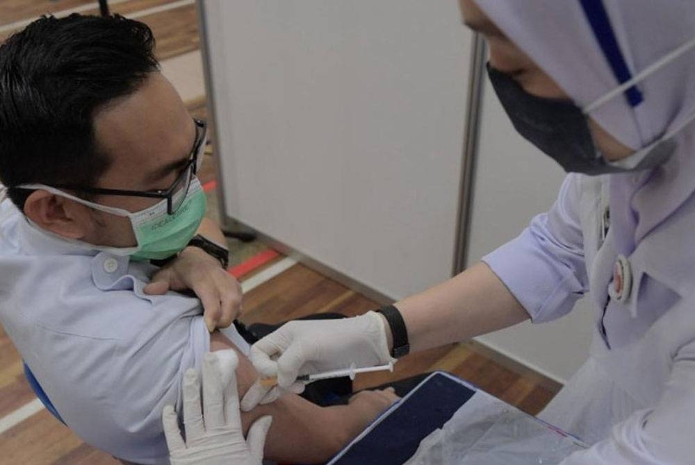 Pakar menyeru orang ramai supaya mengambil dos penggalak untuk meningkatkan imuniti dalam badan. - Foto fail Bernama