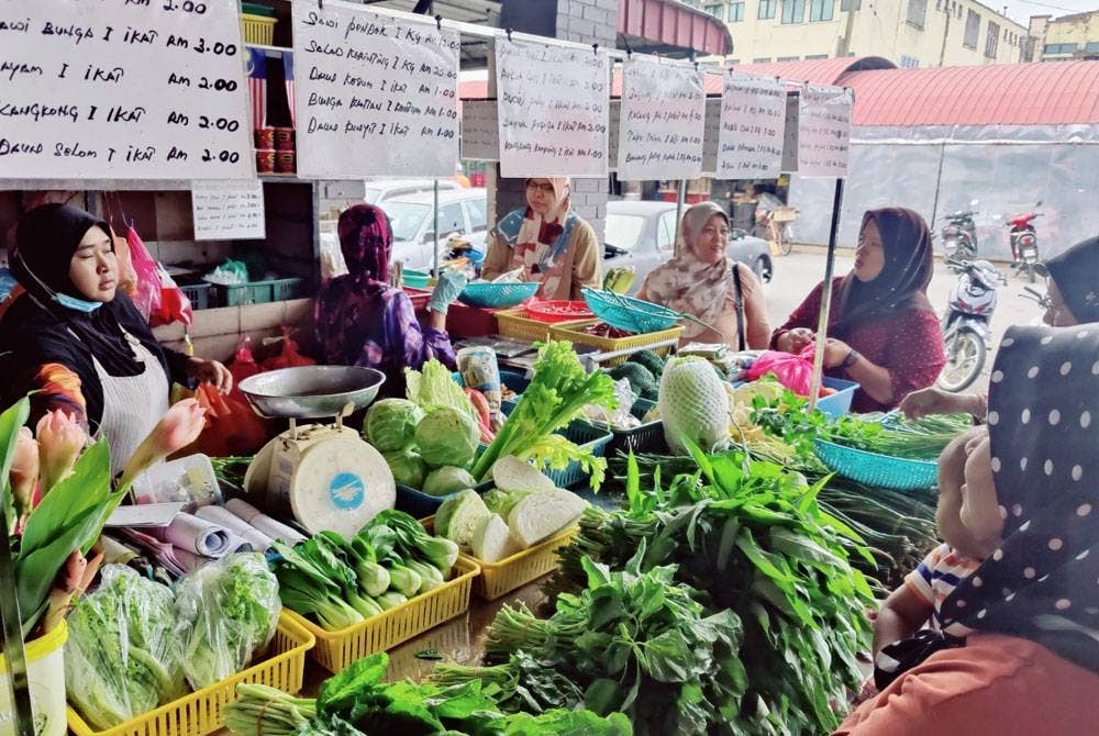 Peniaga dan pelanggan di Pasar Awam Tanjong Karang mengakui berlaku kenaikan harga sayuran sejak tujuh hari lalu.