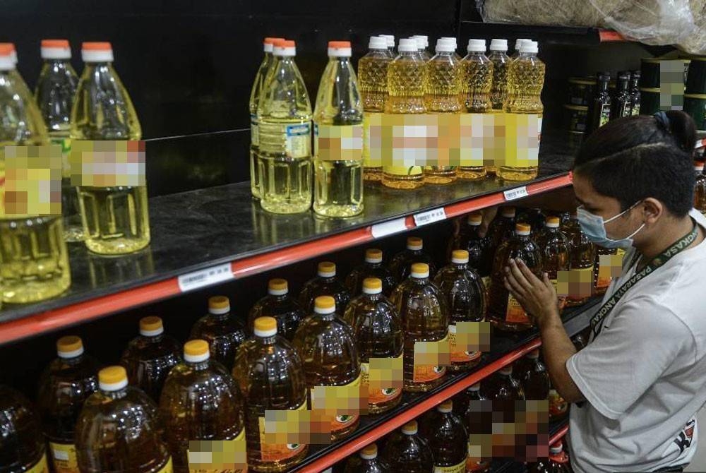 Mekanisme bagi mengawal pembelian minyak masak bersubsidi dengan kaedah menunjukkan kad pengenalan seperti Indonesia wajar dilaksanakan di negara ini. - Gambar hiasan