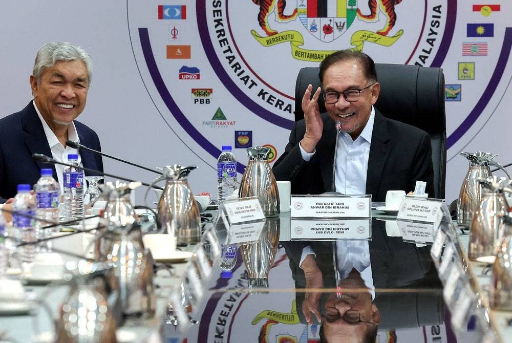 Anwar hadir bagi mempengerusikan Mesyuarat Sekretariat Kerajaan Perpaduan di Menara Dato Onn di ibu negara pada Selasa. Turut kelihatan Timbalan Perdana Menteri, Datuk Seri Dr Ahmad Zahid Hamidi (kiri).
