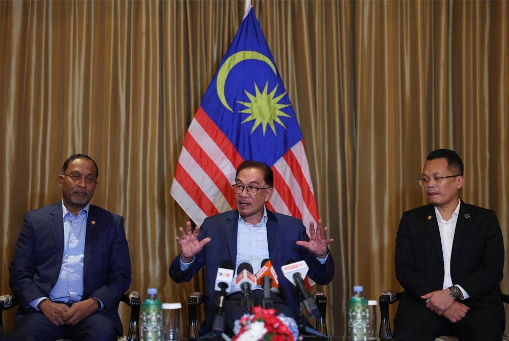 Anwar menjawab soalan sewaktu sidang akhbar selepas mengadakan lawatan ke Thailand selama dua hari bermula Khamis. Turut sama, Menteri Luar, Datuk Seri Dr Zambry Abdul Kadir (dua dari kiri) dan Menteri Sumber Asli, Alam Sekitar dan Perubahan Iklim, Nik Nazmi Nik Ahmad (kanan).