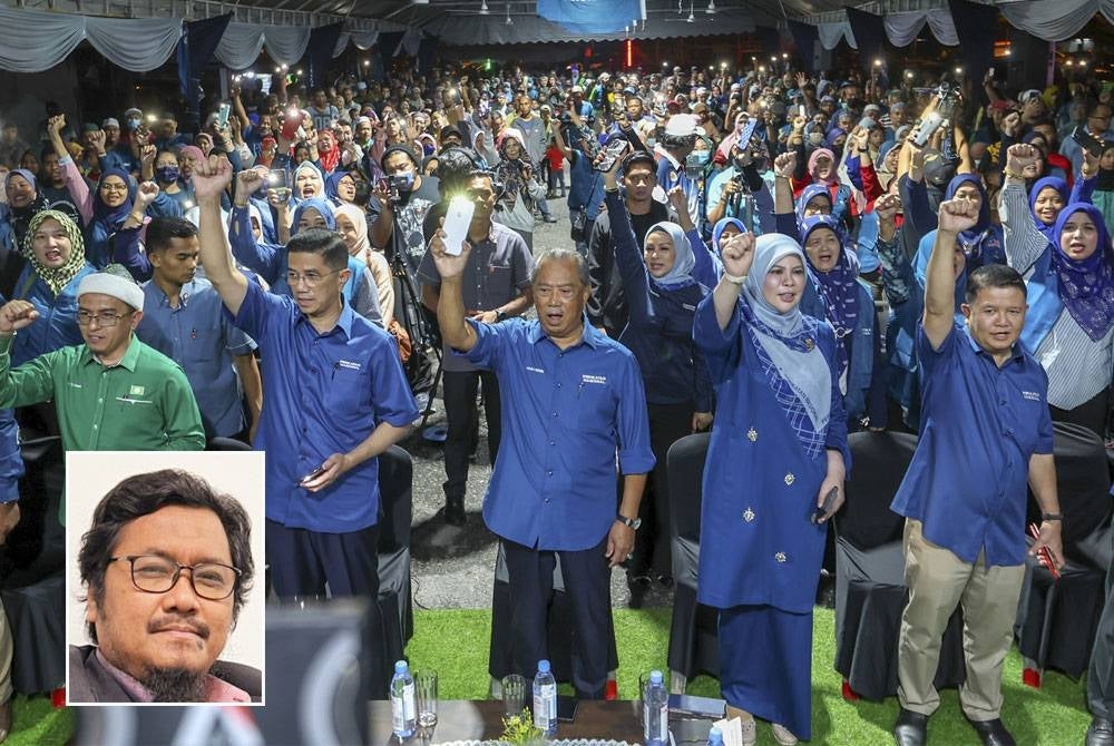 Muhyiddin (tengah) bersama Pengerusi PN Selangor, Datuk Seri Mohamed Azmin Ali (dua dari kiri) serta calon PN bagi Parlimen Sepang, Datuk Seri Rina Harun (dua dari kanan) pada Jelajah Prihatin 2022 P.113 Sepang di Dataran Sadiman, Bukit Changgang baru-baru ini.  Gambar kecil: Mazlan