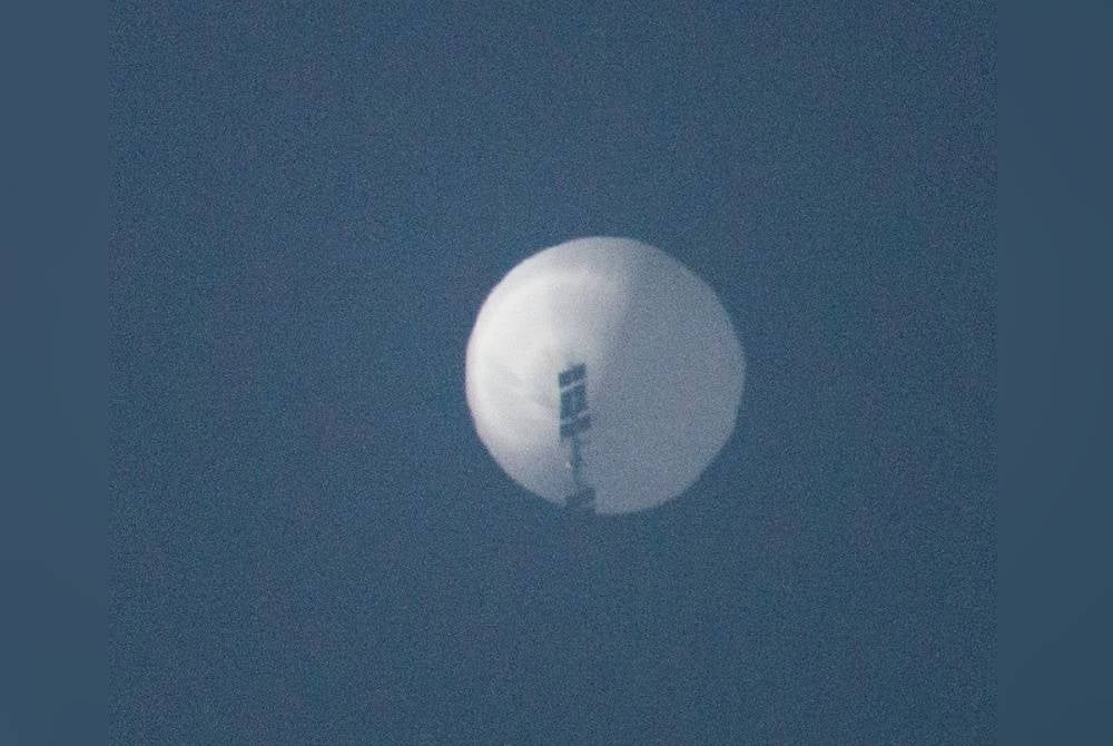 Pentagon mendakwa mereka berjaya menjejaki belon pengintip dipercayai milik China berlegar-legar di ruang udara AS. - Foto REUTERS