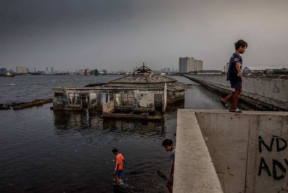 Jangkaan mengenai Jakarta bakal tenggelam dalam tempoh beberapa puluh tahun akan datang bukan sekadar cakap kosong apabila Masjid Wal Adhuna yang terletak di kawasan Muara Baru, Penjaringan, Jakarta Pusat menjadi 'saksi bisu' kepada jangkaan tersebut apabila strukturnya semakin tenggelam akibat peningkatan paras laut.