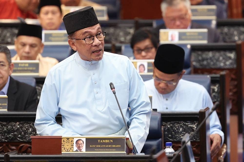 Anwar ketika membentangkan Belanjawan 2023 Malaysia Madani di Bangunan Parlimen pada Jumaat.
