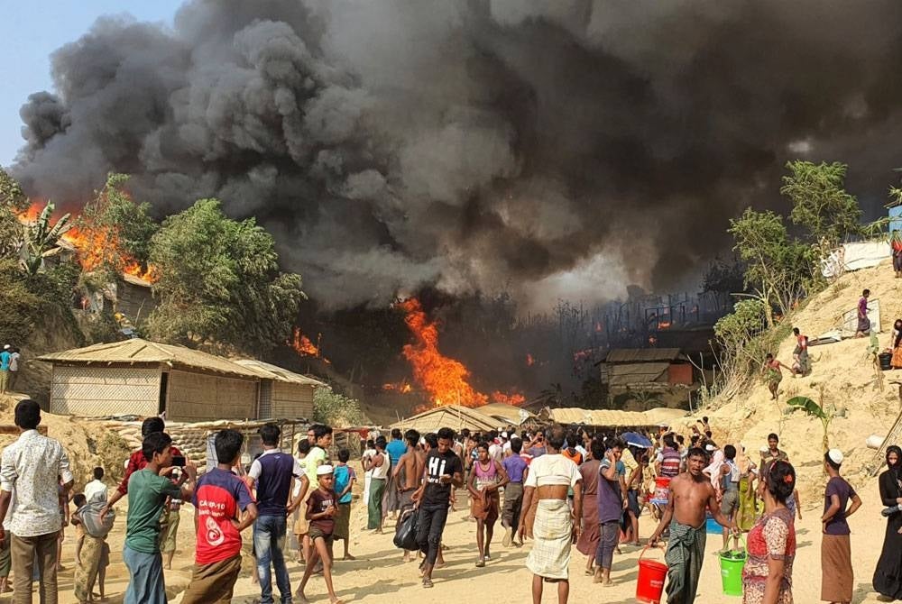 Api dan asap tebal menjulang tinggi dalam kejadian kebakaran di Kem 11 Balukhali pada Ahad.