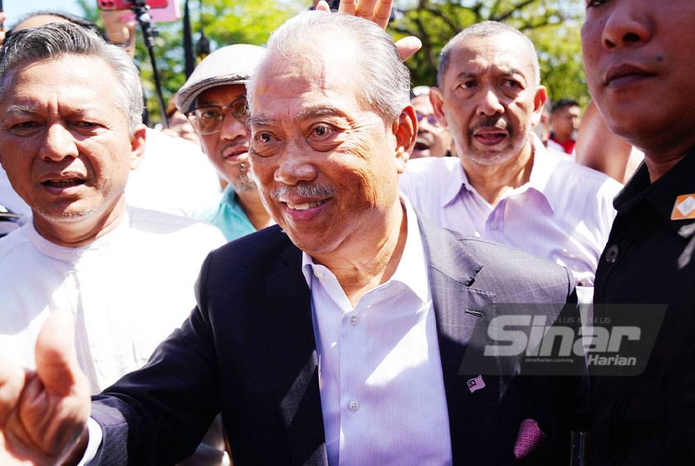 Muhyiddin dilihat hadir ke SPRM Putrajaya pada jam 11.10 pagi dipercayai untuk membantu siasatan berkaitan dana yang diterima Parti Pribumi Bersatu Malaysia (Bersatu). - FOTO SINAR HARIAN/ROSLI TALIB