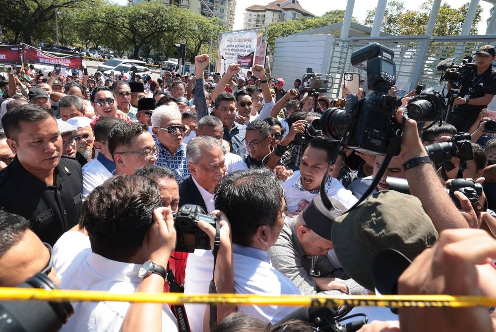 Muhyiddin tiba di Ibu Pejabat Suruhanjaya Pencegahan Rasuah Malaysia (SPRM) pada 11.15 pagi Khamis. - Foto Bernama