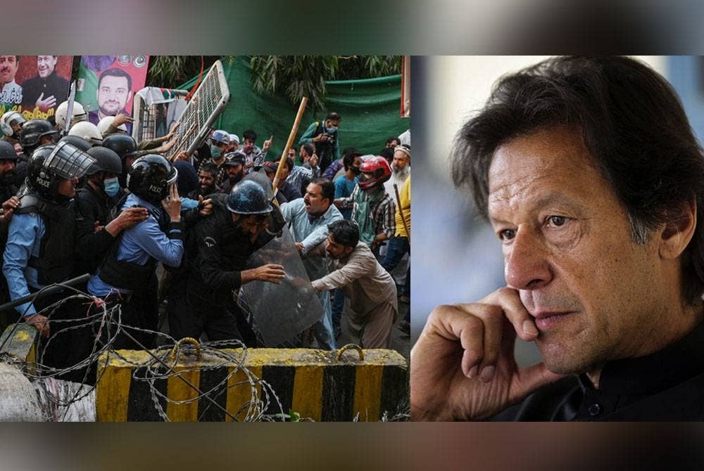 Beberapa penyokong yang menjadi 'perisai manusia' di luar kediaman bekas bintang kriket itu. Imran Khan (kanan).