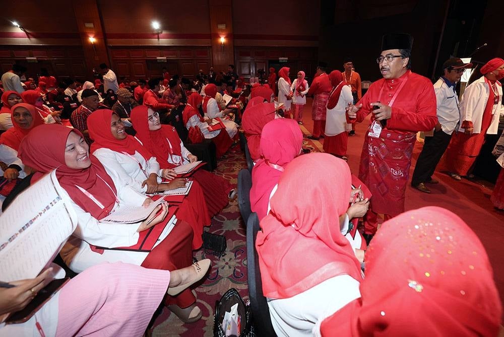 Datuk Seri Johari Abdul Ghani beramah mesra bersama para perwakilan ketika hadir pada Mesyuarat Perwakilan UMNO Bahagian Titiwangsa sesi 2023/2026 kali ke-38. Foto: Bernama
