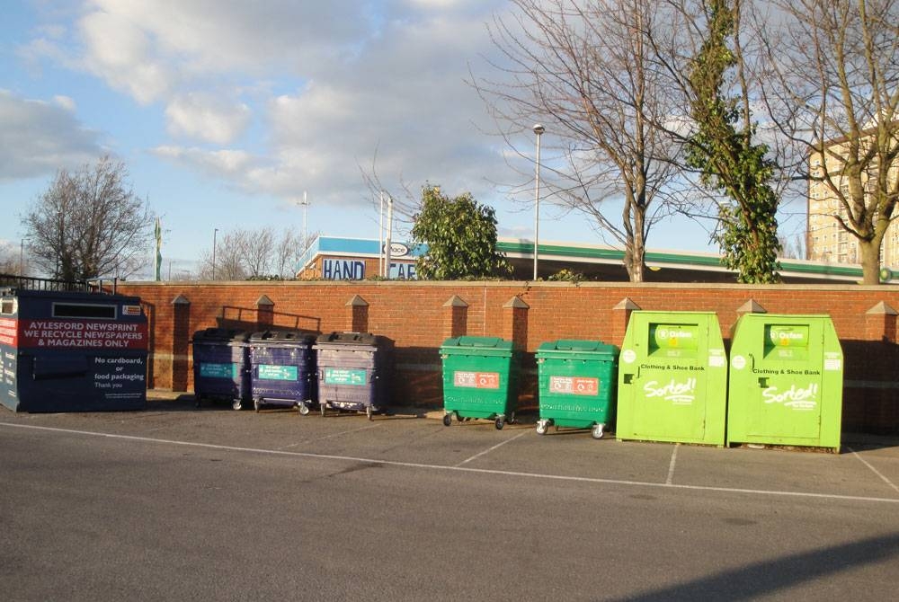 Tapak pengumpulan kitar semula di Portsmouth, Hampshire. - Foto Wikipedia