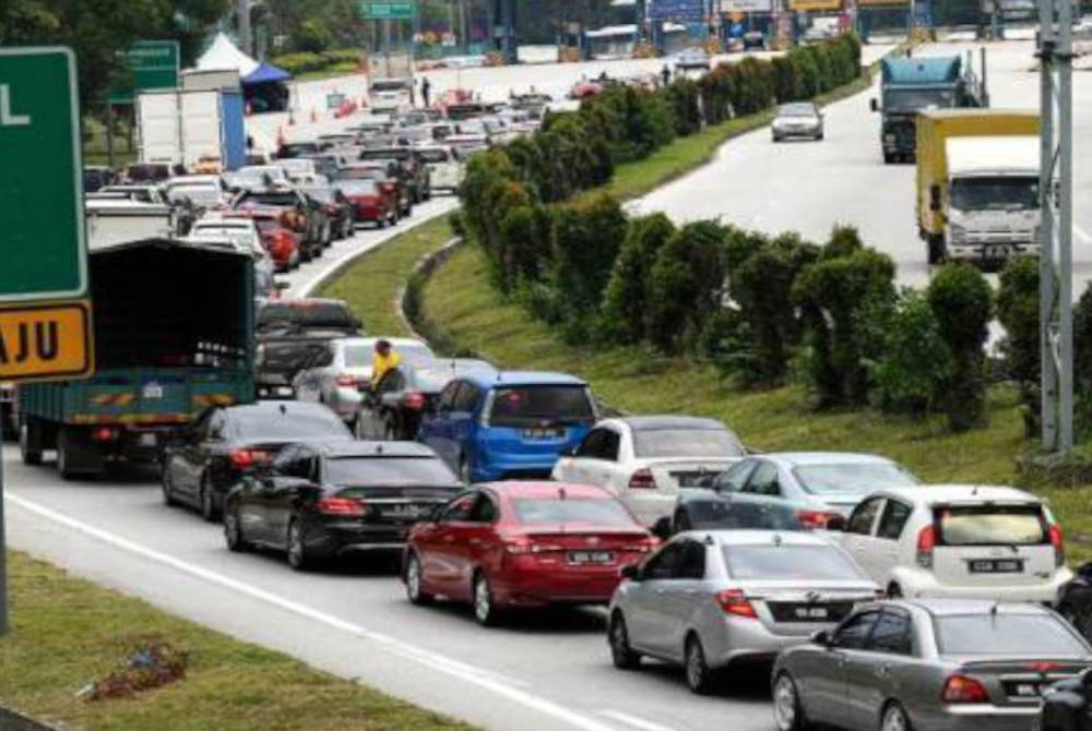 Selain menempuh kesesakan, perjalanan pulang ke kampung yang jauh ketika perayaan memerlukan kos yang tinggi. - Gambar hiasan