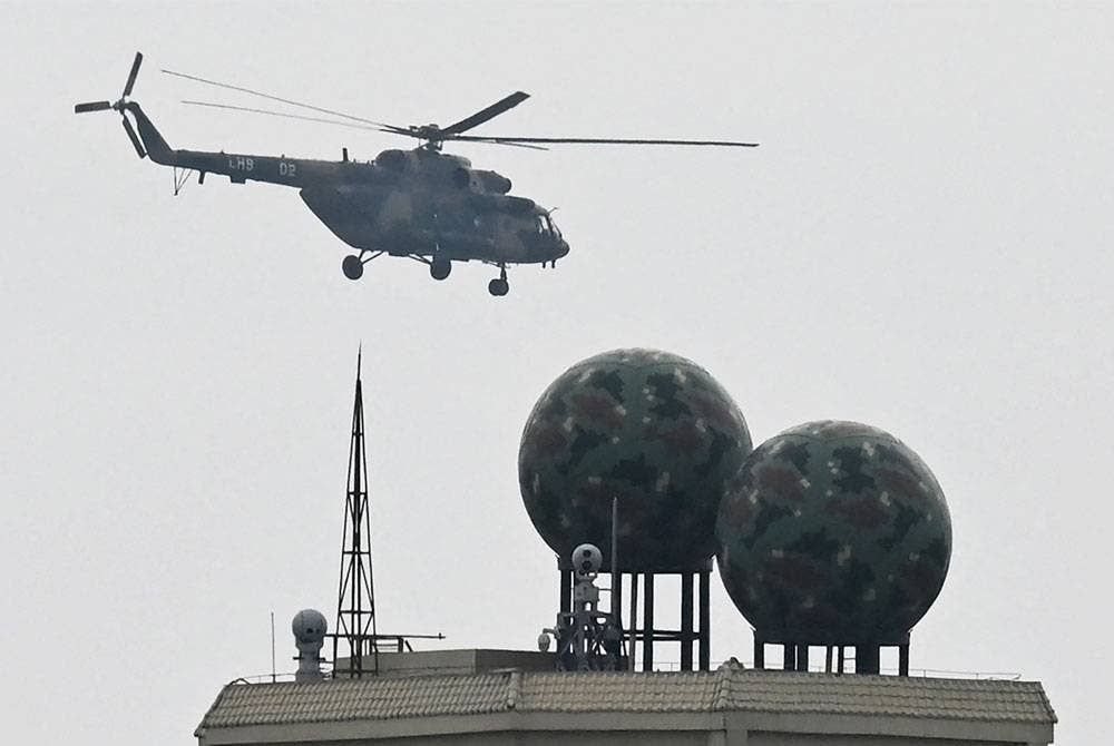 Helikopter milik tentera China melakukan penerbangan berhampiran pangkalan tentera di pulau Pingtan. - AFP