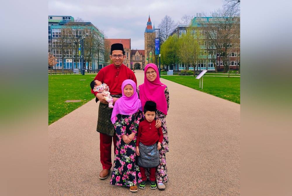 Khalil ketika beraya bersama isteri dan anak-anak di Manchester, United Kingdom.