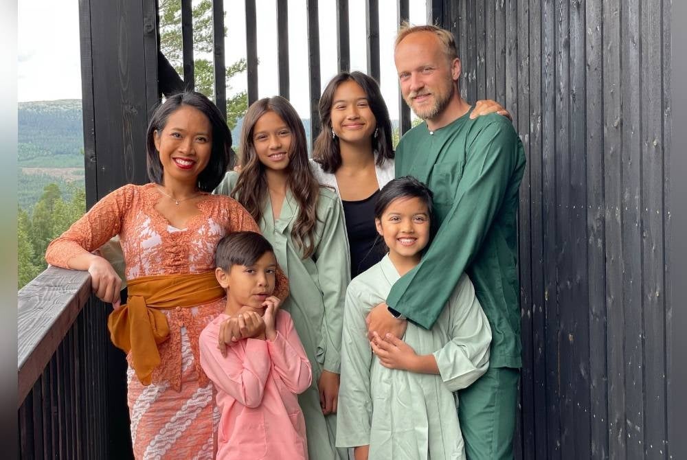 Husna (kiri) mengabadikan kenangan gambar raya bersama suami dan anak-anak pada raya beberapa tahun lepas.