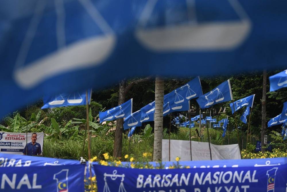 Kedudukan Kerajaan Perpaduan masih tidak tergugat walaupun semua 30 ahli Parlimen BN sepakat untuk keluar kerajaan.