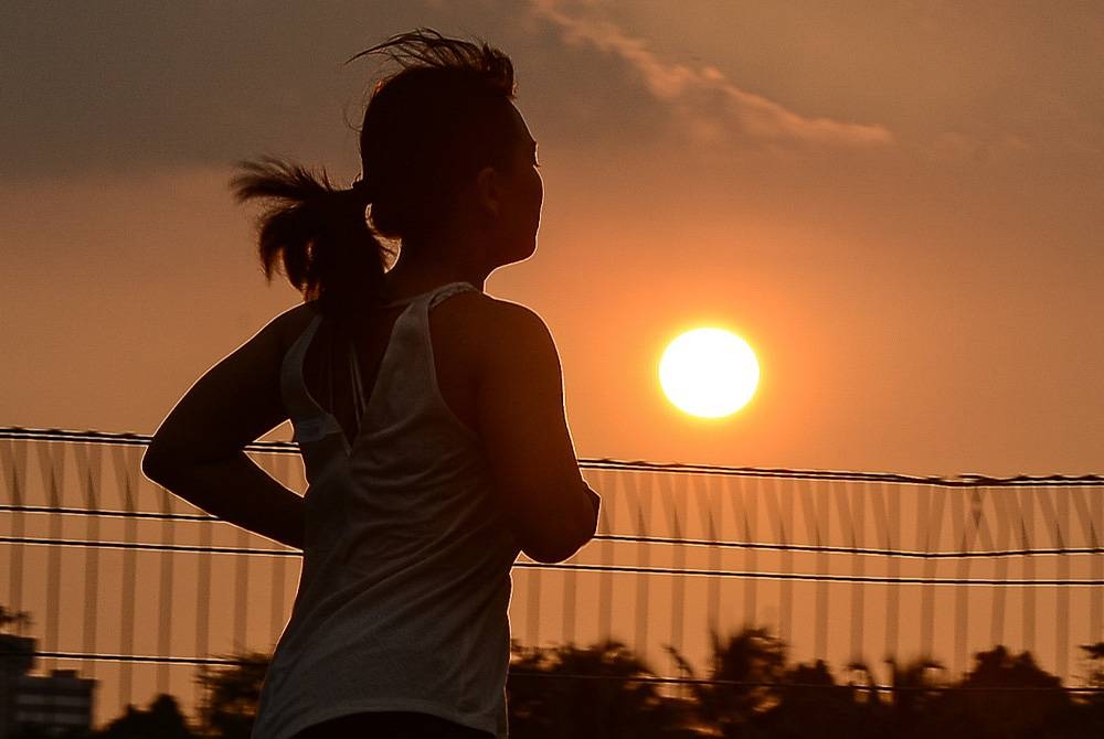 Untuk membakar kalori berlebihan, kita perlu aktif. - Gambar hiasan