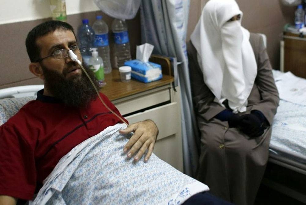 Keadaan kesihatan Khader dilaporkan merosot teruk sebelum dia ditemui dalam keadaan tidak sedarkan diri di sel penjaranya.