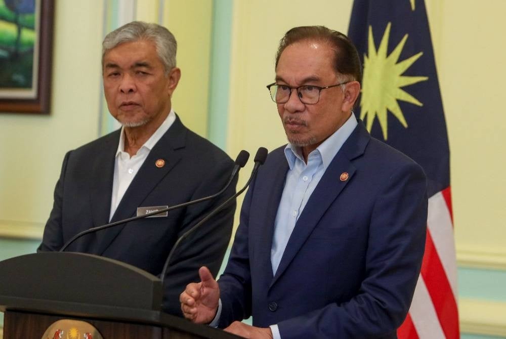 Mohd Zaid mengibaratkan Anwar (kanan) sebagai watak Tarzan yang perlu memastikan sekutunya, Jane atau UMNO kuat dan stabil dalam memastikan Kerajaan Perpaduan tidak mampu digugat kestabilannya.