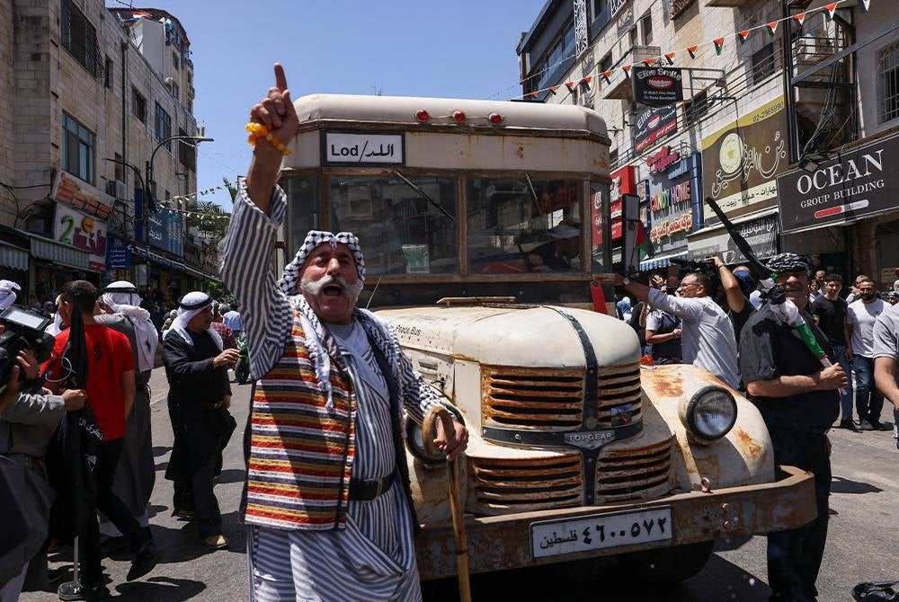Sebuah bas usang yang pernah digunakan penduduk Palestin sebagai pengangkutan utama sebelum 1948 menyertai perarakan sempena sambutan Hari Nakba di Ramallah.