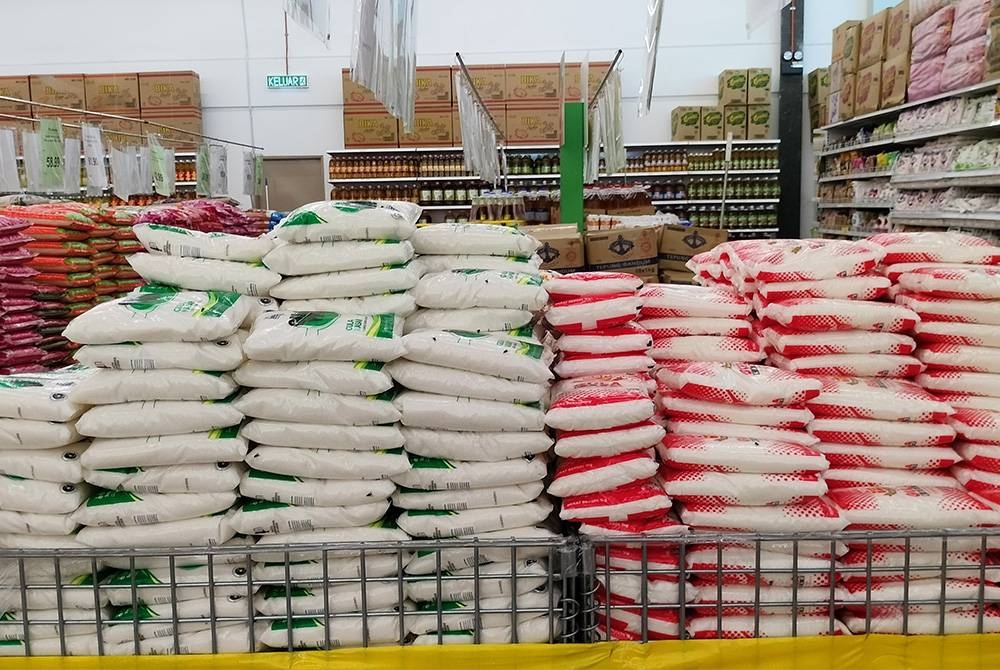 Bekalan gula di sebuah pasar raya di daerah Kuala Muda penuh di rak seperti biasa.