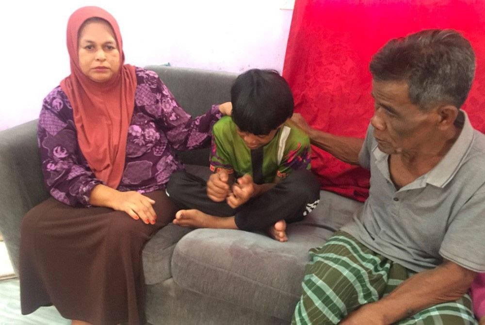 Kesulitan dapatkan pengangkutan ke sekolah hingga kerap kali terpaksa berjalan kaki dalam keadaan cuaca panas dan hujan menyebabkan Mohd Amin (tengah) berhenti sekolah.