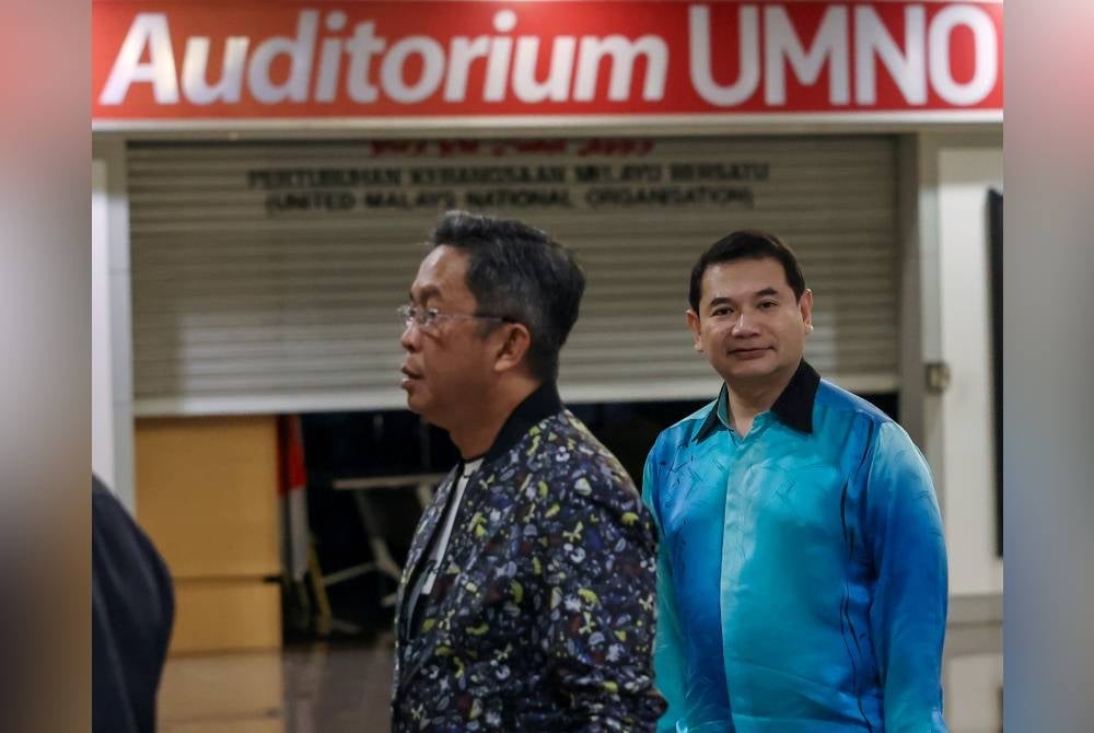 Rafizi (kanan) bersama Pengerusi Perhubungan UMNO Negeri Sembilan, Datuk Seri Jalaluddin Alias (kiri) tiba di Menara Dato Onn, Kuala Lumpur untuk rundingan pembahagian kerusi antara PH dengan BN di WTC, Kuala Lumpur pada Khamis malam.