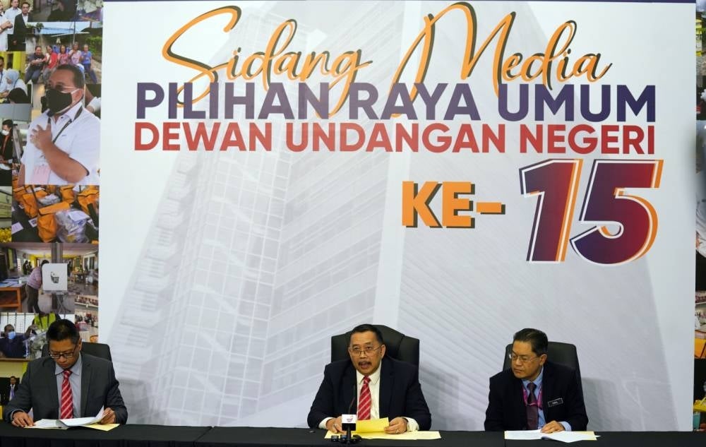 Pengerusi Suruhanjaya Pilihan Raya (SPR), Tan Sri Abdul Ghani Salleh (tengah) mengadakan sidang media sempena PRN enam negeri di Menara Suruhanjaya Pilihan Raya pada Rabu.
TOTO: ROSLI TALIB